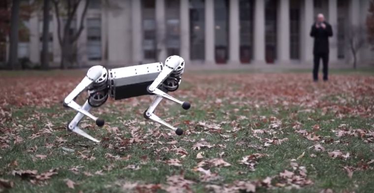 Deze robothond maakt achterwaartse salto's