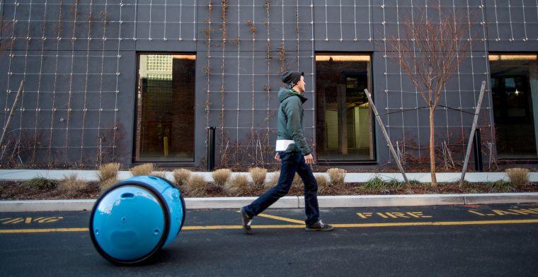 Deze robot van Vespa-makers vervoert je bagage