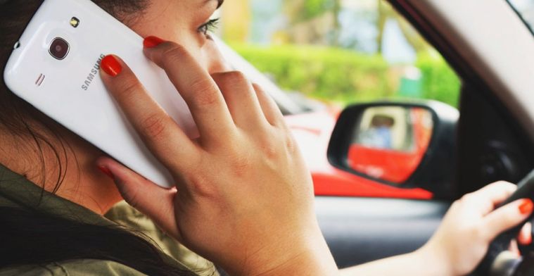 Onderzoek: Hands-free bellen achter het stuur leidt evengoed af