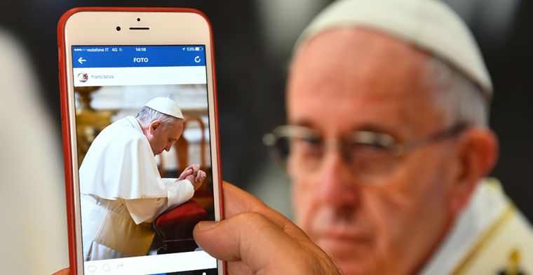 Paus roept op om smartphone af en toe weg te leggen