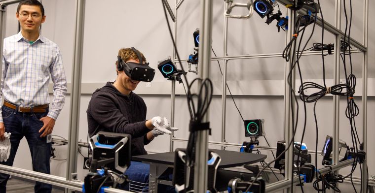 Zuckerberg showt handschoenen voor VR-bril Oculus Rift