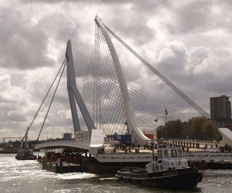 Brug van Calatrava vaart door Rotterdam
