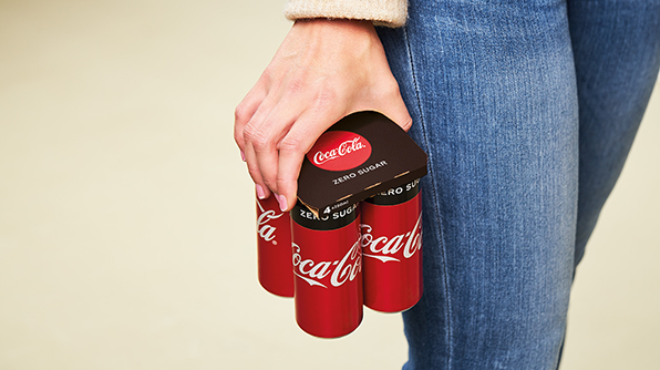 Blikjes Coca-Cola verpakt in karton in plaats van plastic