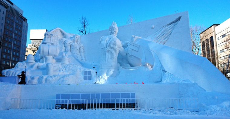 Final Fantasy VII als enorm beeldhouwwerk van sneeuw