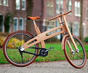 Op een houten fiets
