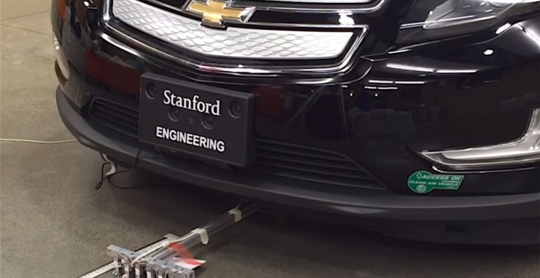 Kijk nou: zes microbots slepen auto van 1800 kg