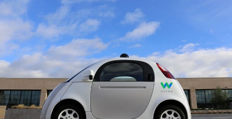 Google-bedrijf rond zelfrijdende auto heet nu Waymo