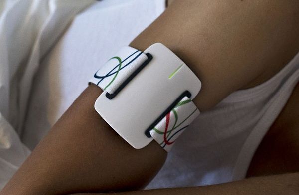 Armband met sensoren slaat alarm bij epilepsieaanvallen