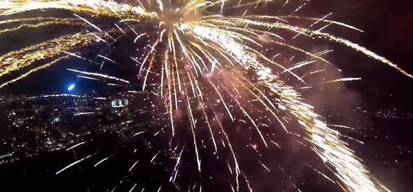 Video: Vlieg met een drone door vuurwerk