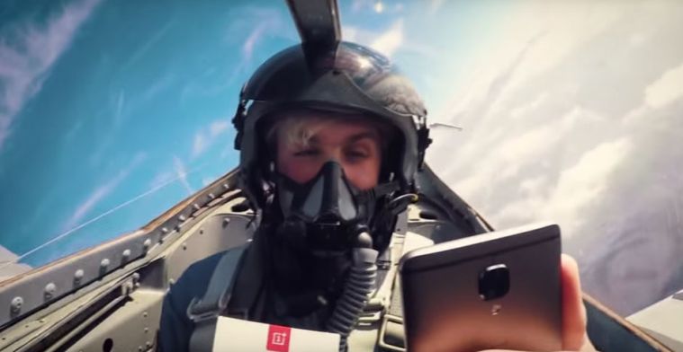 Video van de dag: OnePlus 3T uitgepakt in een straaljager