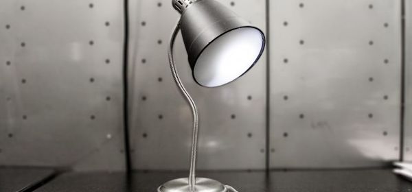 Deze lamp luistert je af en post uitspraken naar Twitter