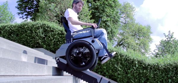 Deze rolstoel beklimt zelf de trap