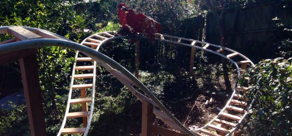 Cool: vader en zoon bouwen achtbaan in de achtertuin