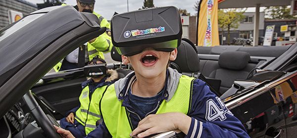 Kinderen leren met VR-bril over gevaren van fietsen zonder licht