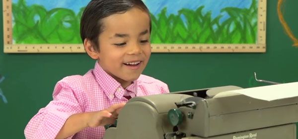 Video: weten kids nog wat een typemachine is?