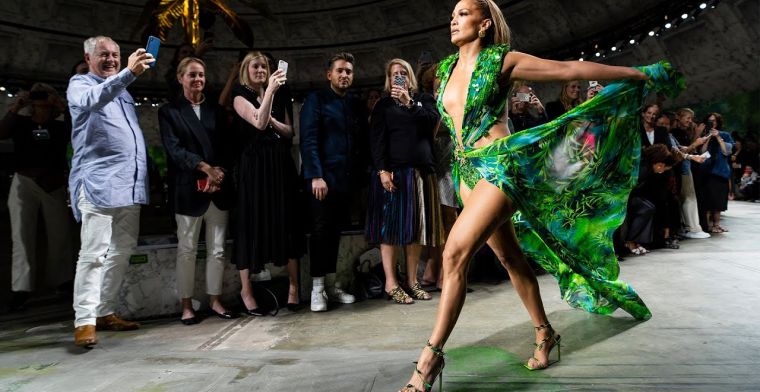 Jennifer Lopez brengt ode aan de 'Google Images-jurk'