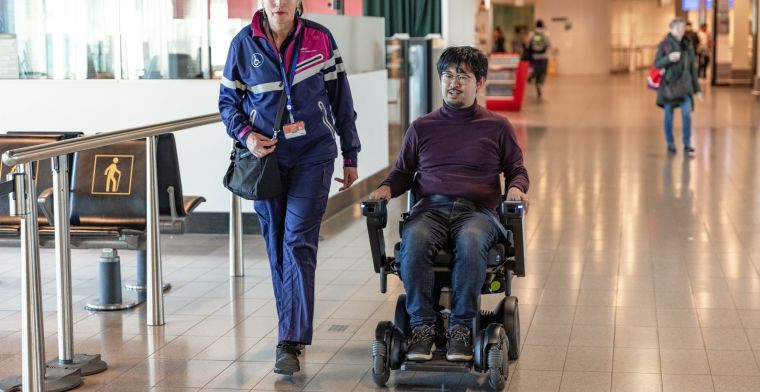 Zelfrijdende rolstoelen brengen passagiers Schiphol naar hun gate