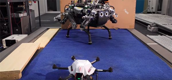 Video: Robotische viervoeter gebruikt drone als scout