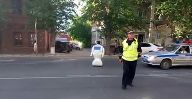 Video: zelflerende robot ontsnapt en veroorzaakt verkeerschaos