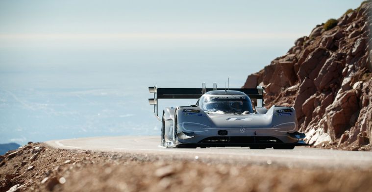 Elektrische Volkswagen racet in recordtijd Pikes Peak op