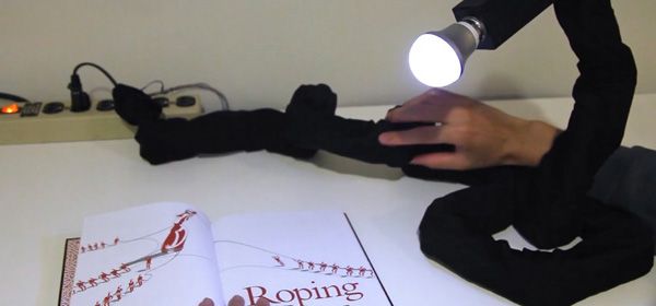 Video: Slangrobot verandert in telefoon of lamp