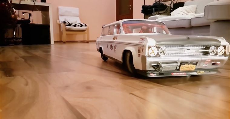 Hobbyist maakt realistisch bewegende speelgoedauto