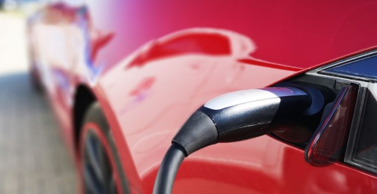 Verkoop elektrische auto's in Nederland bijna gehalveerd