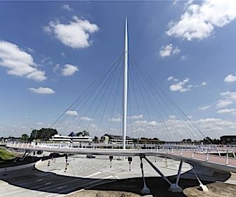 Fietsbrug in Eindhoven zweeft boven de grond
