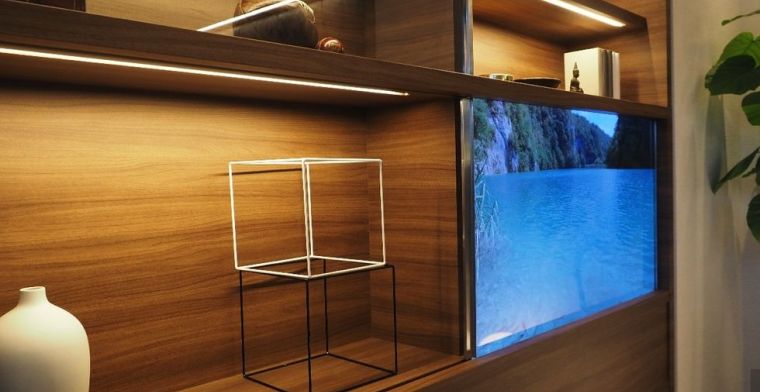 Onzichtbare Panasonic-tv vermomd als glazen kastdeur 
