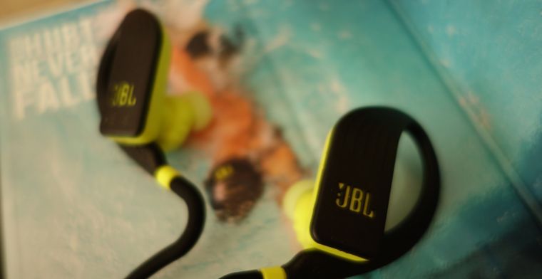 Getest: onder water muziek luisteren met JBL-headset