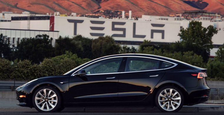 Dit is de eerste Tesla Model 3 die uit de fabriek kwam