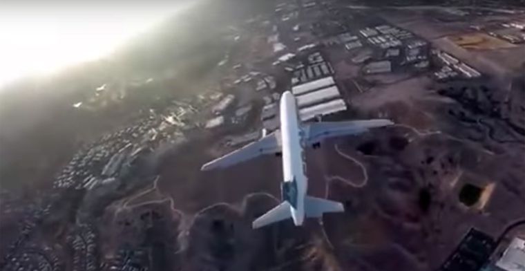 Video: vliegtuig vliegt vlak langs drone