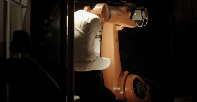 Deze robotkont test autostoelen