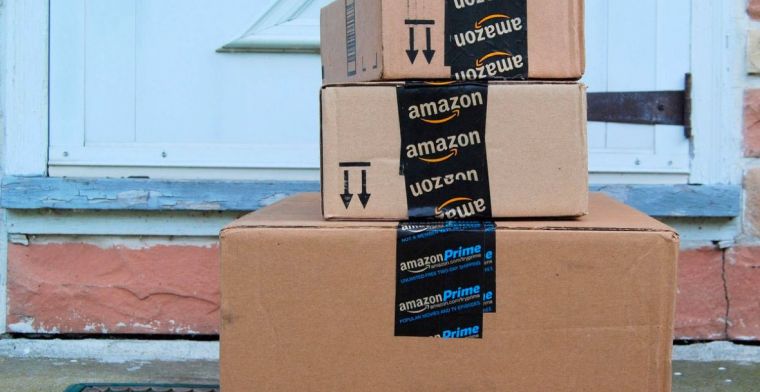 Amazon-bezorgers fotograferen afgeleverde pakketten