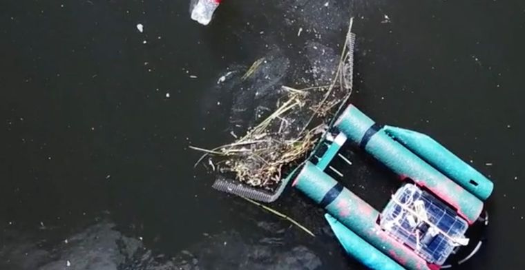 Rivierrobot gaat vuil uit water halen