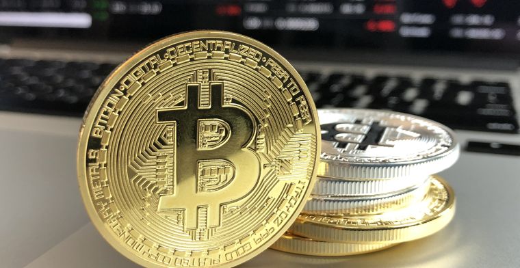 Koers bitcoin gehalveerd in drie maanden