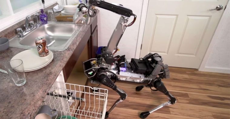 Handig: robothuisdier ruimt afwas op en brengt je drankjes