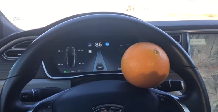 Sinaasappel misleidt Tesla Autopilot