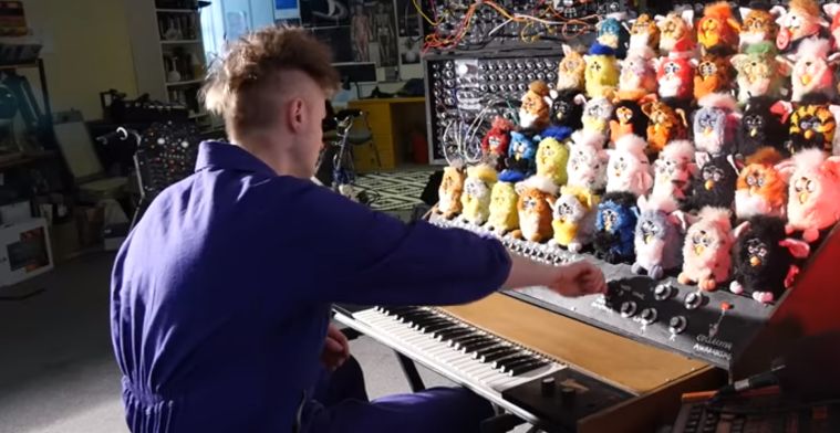 Video: YouTuber bouwt Furby-orgel