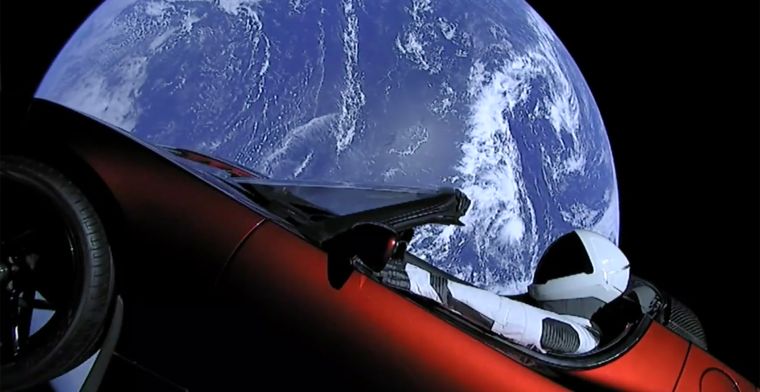 Tesla van Elon Musk verder de ruimte in dan gepland