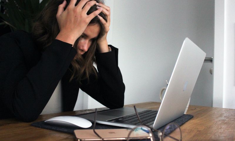 Penelitian: Peningkatan risiko kesepian dan insomnia saat bekerja dengan kecerdasan buatan