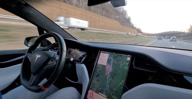 Tesla's hebben 'geheime Elon-modus': geen handen aan het stuur nodig