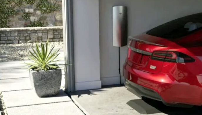 Tesla maakt werk van draadloos opladen van auto's