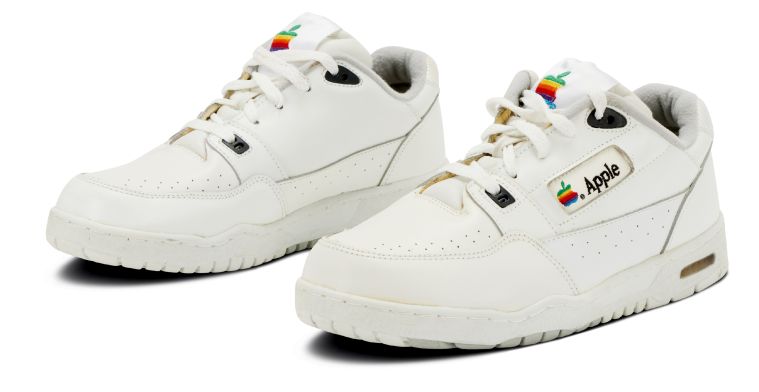 Deze zeldzame Apple-sneakers uit de jaren 90 zijn nu te koop