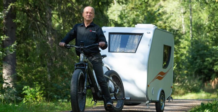 Met deze caravan voor je e-bike kun je off-grid op fietsvakantie