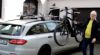 Deze e-bike-lift zet je elektrisch fiets moeiteloos op het dak van je auto