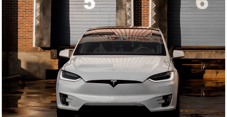 Een Tesla die in de VS total loss werd verklaard rijdt nu weer rond in Oekraïne