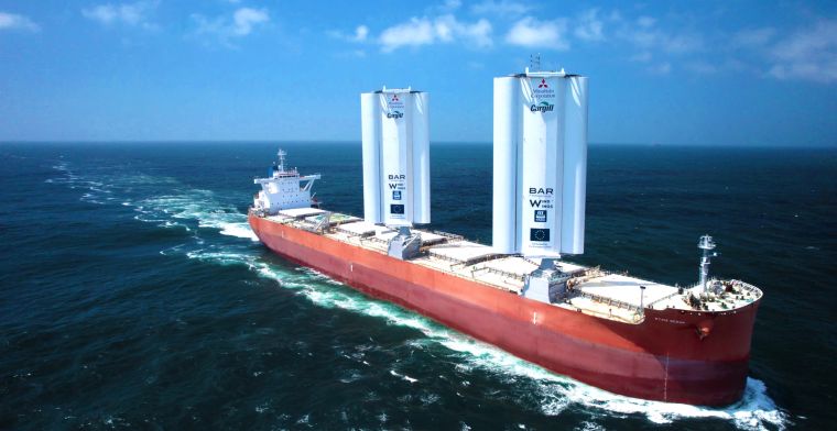 Vrachtschip met stalen zeilen voor het eerst de zee op: 30 procent minder uitstoot