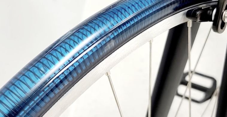 Deze fietsband heeft NASA-materiaal: 'Sterk als titanium, soepel als rubber'
