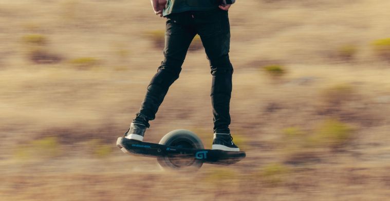 Elektrische skateboards en eenwielers blijven illegaal op de weg in nieuwe wet
